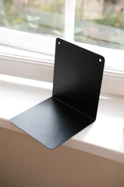 Bogstøtte • Hylde • Sort • Sendes ikke