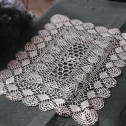 Dækkeserviet • Kniplet • Blomst • Creme