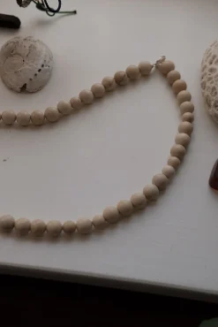 Halskæde • Håndlavet • Halvædelsten • Hvid Fossil