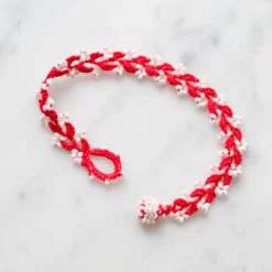 Kniplet Armbånd • Twigs • Rød med hvide perler
