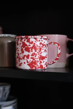 Krus med hank • Emalje • Splatter Rød • UDGÅR