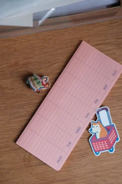 Notesbog • Post-It • Kalender • Uge • Lyserød