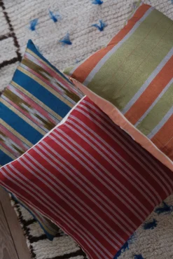 Silkepude • Håndvævet Råsilke • 50x50 • Blå, Rød og Grøn Ikat