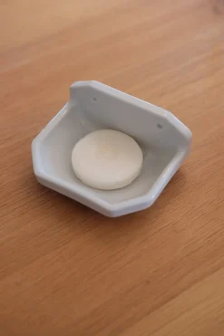 Vægophæng til sæbe • Porcelæn • Hvid